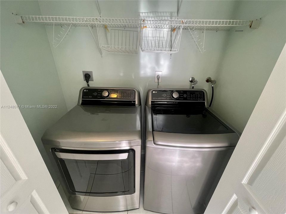 Recientemente alquilado: $4,500 (4 camas, 3 baños, 2313 Pies cuadrados)
