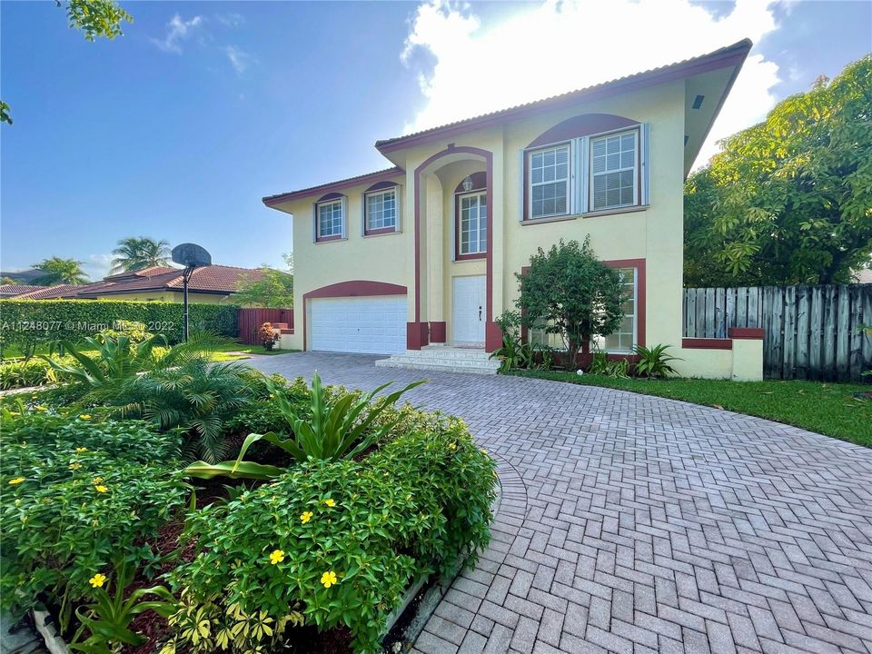 Recientemente alquilado: $4,500 (4 camas, 3 baños, 2313 Pies cuadrados)