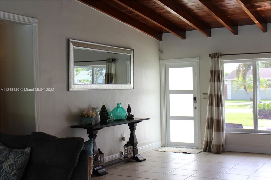 Recientemente alquilado: $3,900 (4 camas, 2 baños, 2239 Pies cuadrados)