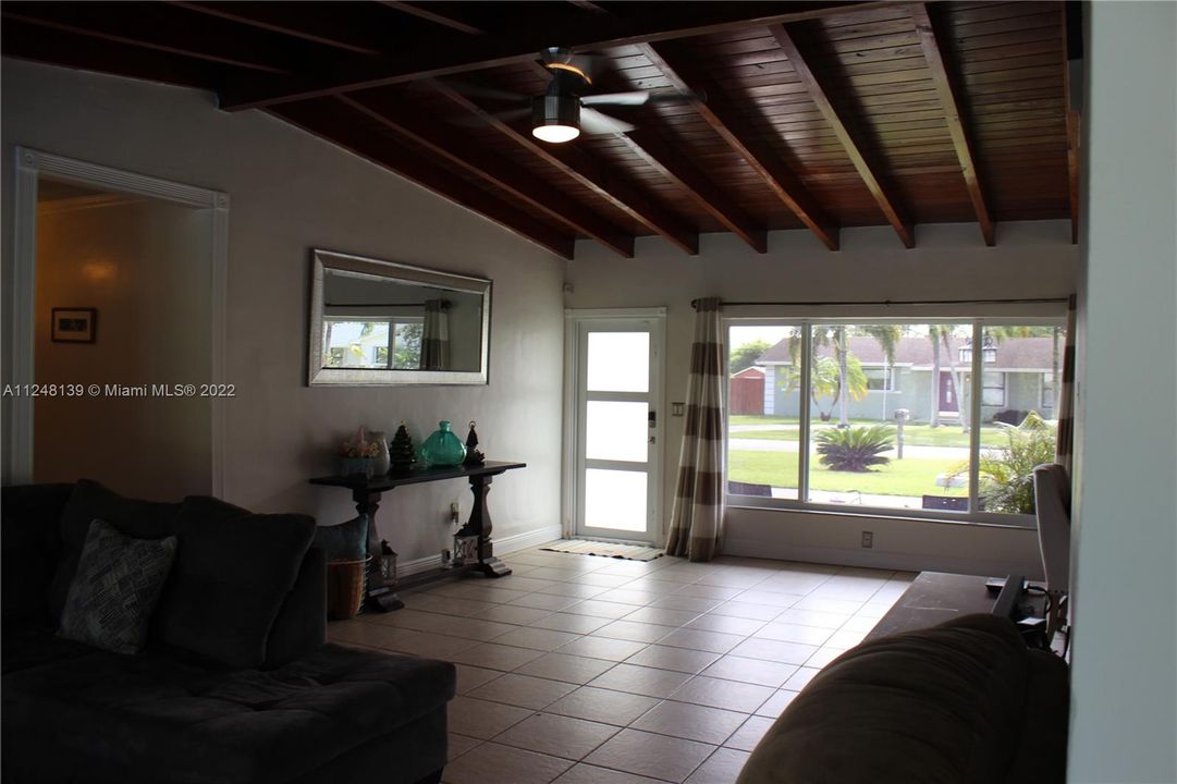 Recientemente alquilado: $3,900 (4 camas, 2 baños, 2239 Pies cuadrados)