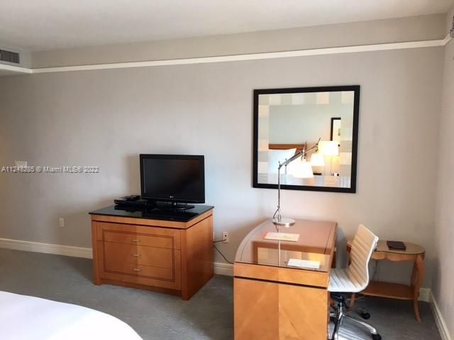 Recently Sold: $800,000 (1 beds, 1 baths, 983 Square Feet)