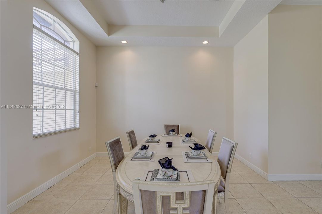 Vendido Recientemente: $775,000 (4 camas, 3 baños, 3417 Pies cuadrados)