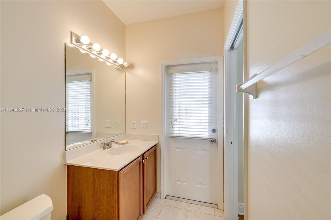 Vendido Recientemente: $775,000 (4 camas, 3 baños, 3417 Pies cuadrados)