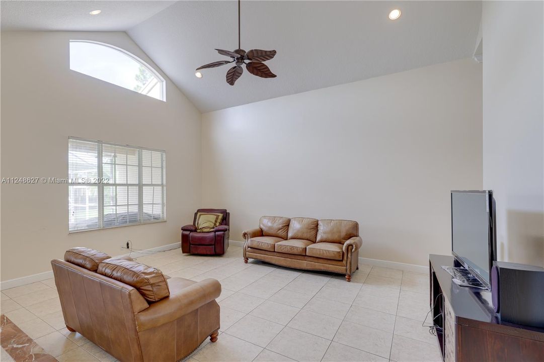Vendido Recientemente: $775,000 (4 camas, 3 baños, 3417 Pies cuadrados)