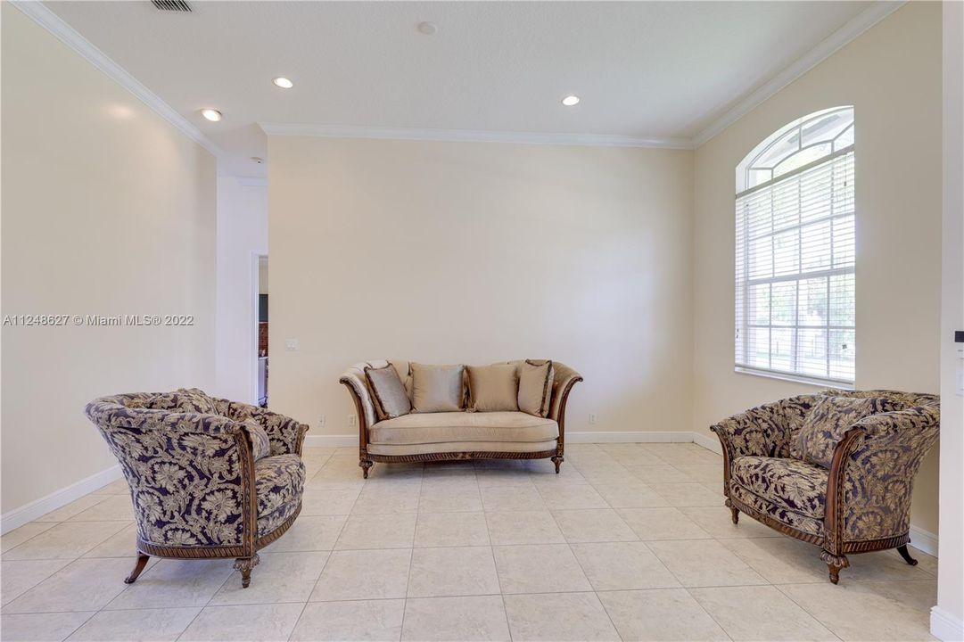 Vendido Recientemente: $775,000 (4 camas, 3 baños, 3417 Pies cuadrados)