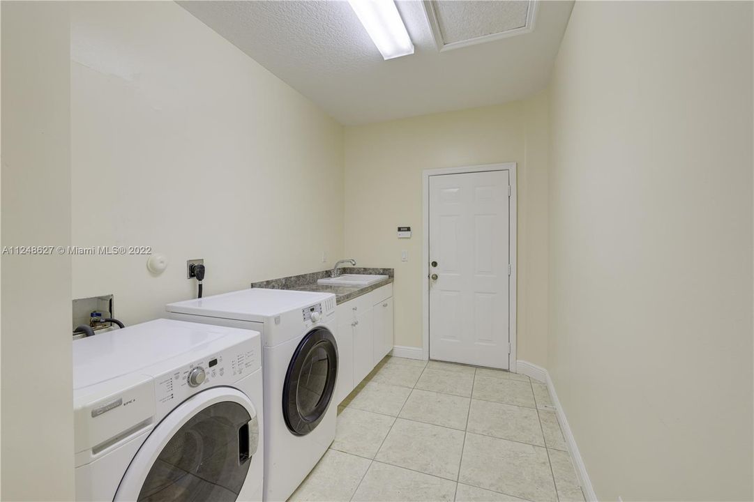 Vendido Recientemente: $775,000 (4 camas, 3 baños, 3417 Pies cuadrados)