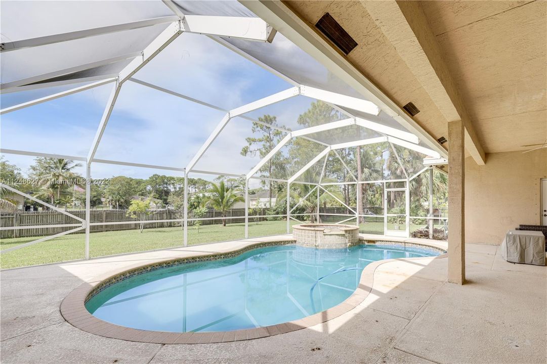 Vendido Recientemente: $775,000 (4 camas, 3 baños, 3417 Pies cuadrados)