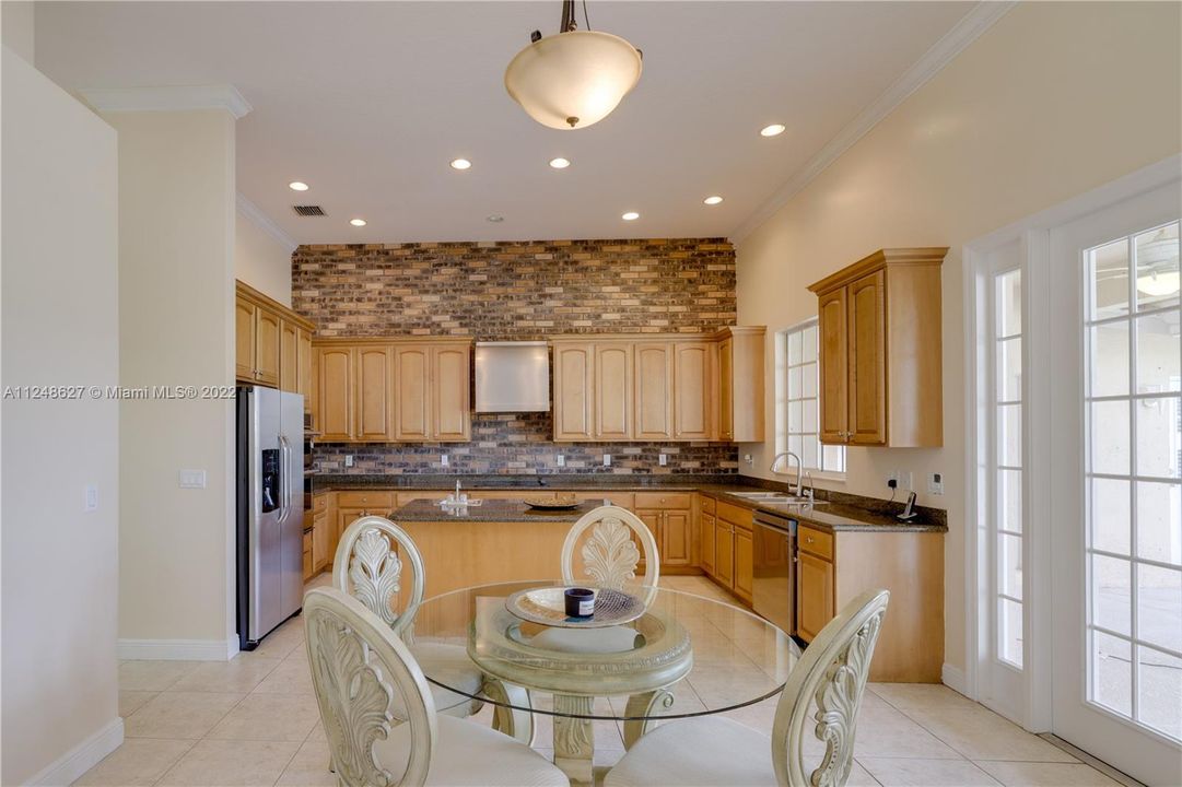 Vendido Recientemente: $775,000 (4 camas, 3 baños, 3417 Pies cuadrados)