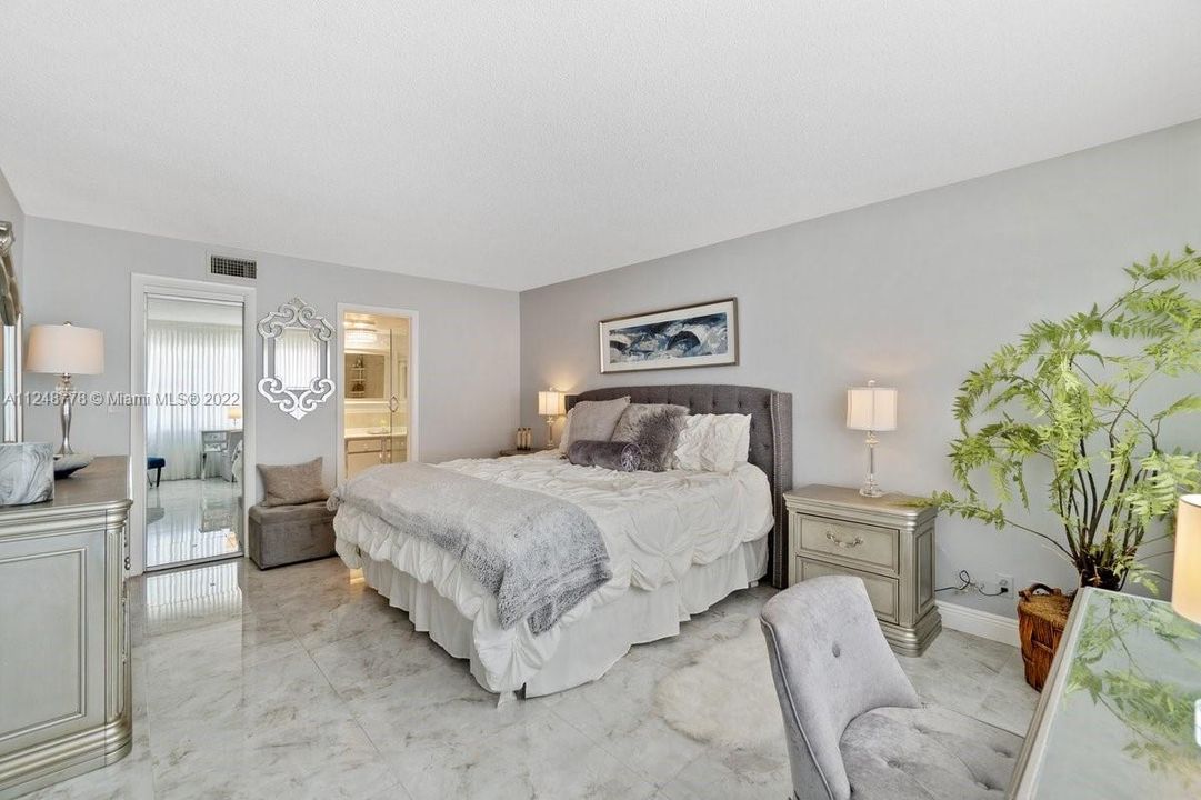 Recently Sold: $345,000 (2 beds, 2 baths, 1002 Square Feet)