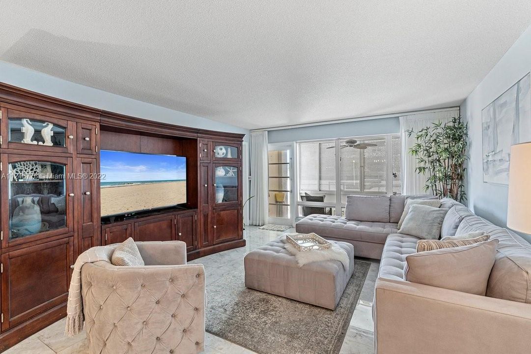 Recently Sold: $345,000 (2 beds, 2 baths, 1002 Square Feet)