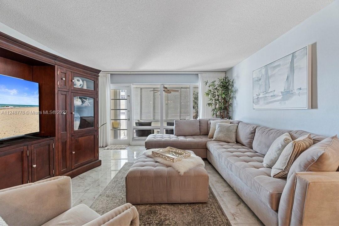 Recently Sold: $345,000 (2 beds, 2 baths, 1002 Square Feet)