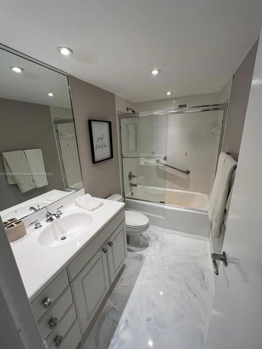Недавно арендовано: $4,600 (1 спален, 1 ванн, 930 Квадратных фут)