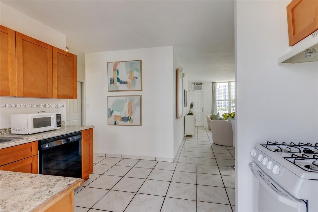 For Sale: $309,000 (1 beds, 1 baths, 730 Square Feet)