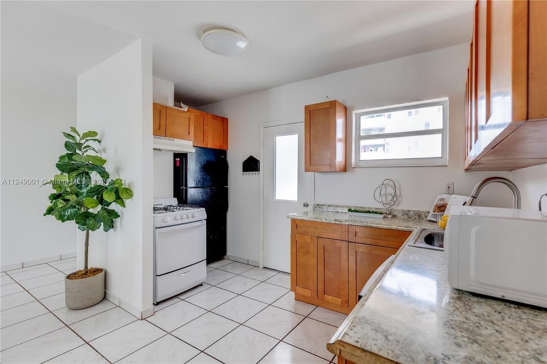 For Sale: $309,000 (1 beds, 1 baths, 730 Square Feet)