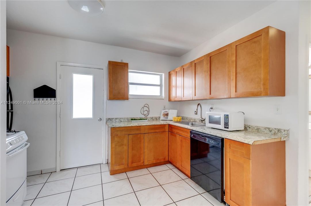 For Sale: $309,000 (1 beds, 1 baths, 730 Square Feet)