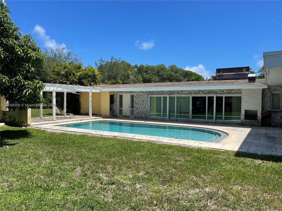 Recently Sold: $1,900,000 (4 beds, 3 baths, 3232 Square Feet)