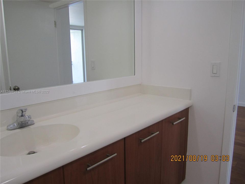 Recently Rented: $2,200 (1 beds, 1 baths, 723 Square Feet)