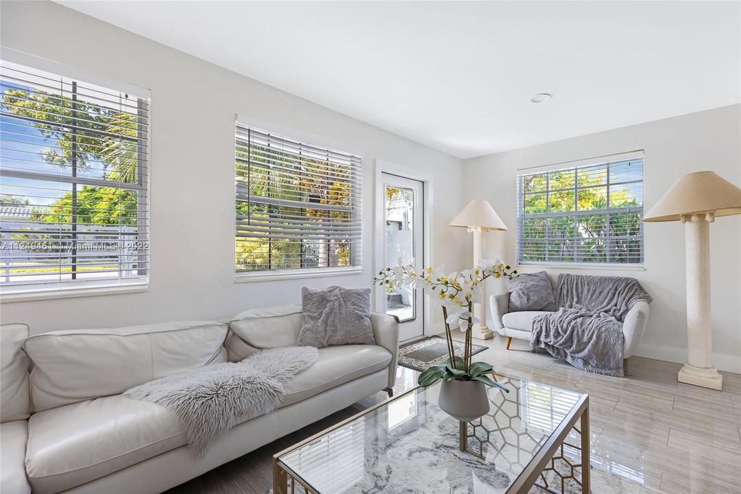 Recently Sold: $1,249,000 (3 beds, 3 baths, 1483 Square Feet)