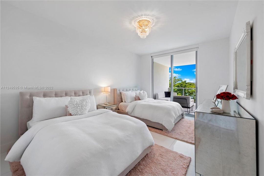 Recently Sold: $1,475,000 (3 beds, 3 baths, 1752 Square Feet)