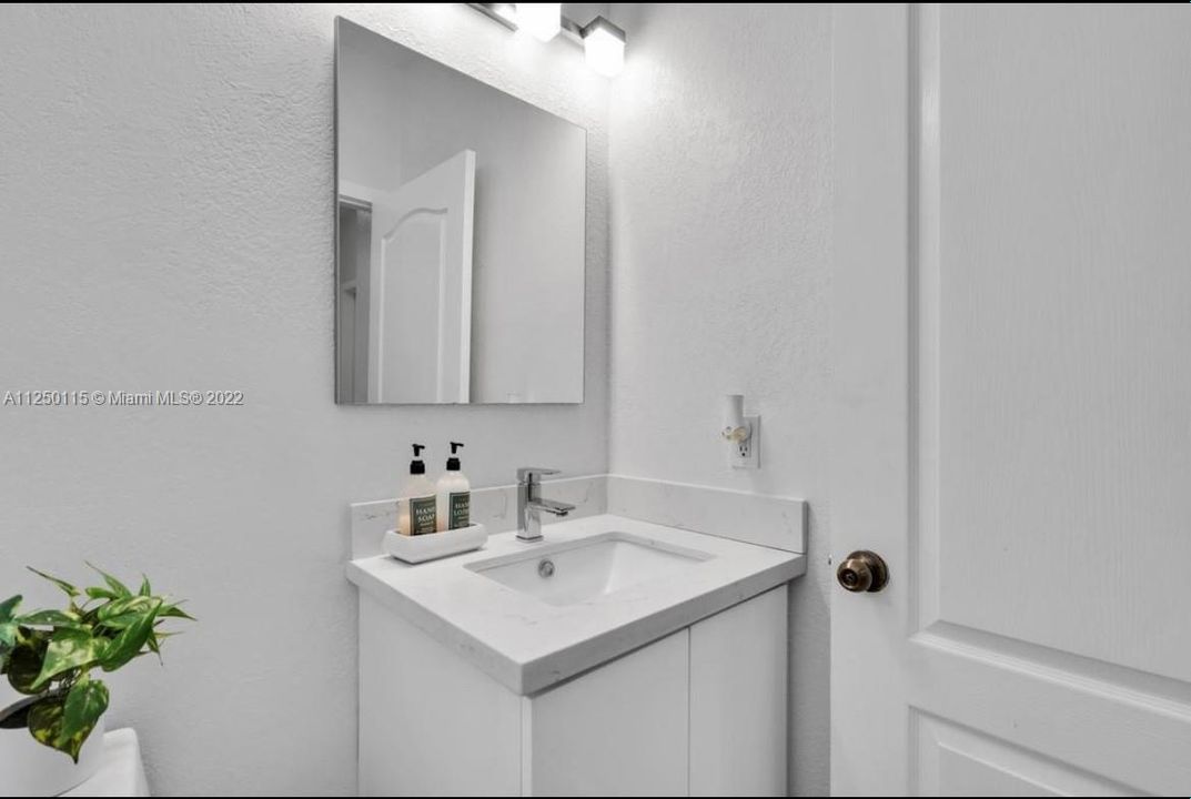 最近租的: $3,500 (3 贝兹, 2 浴室, 1687 平方英尺)