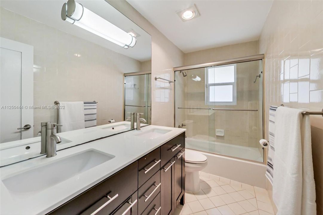 最近售出: $875,000 (3 贝兹, 2 浴室, 1650 平方英尺)