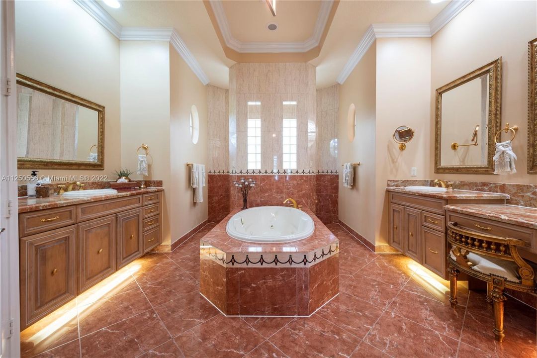 Недавно продано: $1,290,000 (4 спален, 4 ванн, 4361 Квадратных фут)