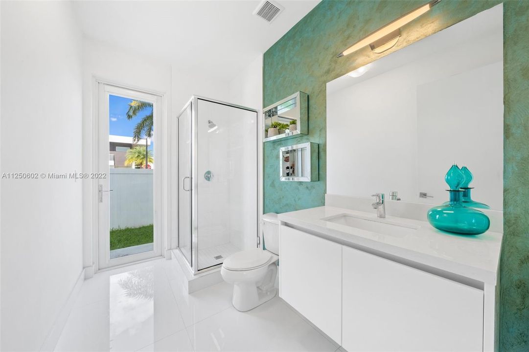 Recently Sold: $1,250,000 (5 beds, 5 baths, 3113 Square Feet)