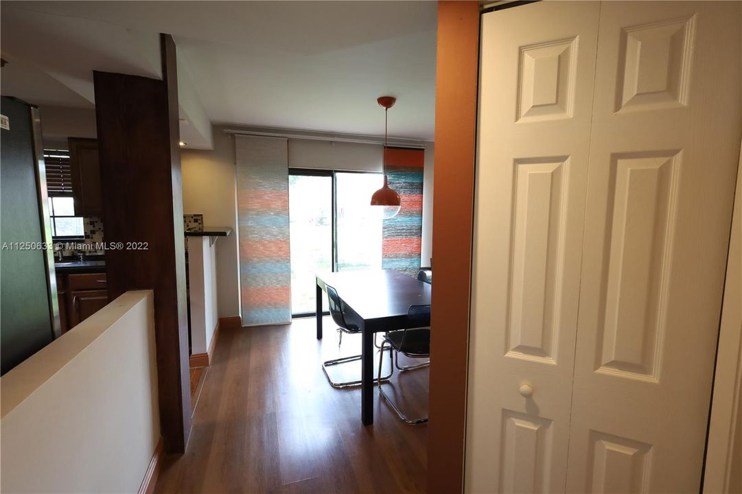 最近售出: $330,000 (2 贝兹, 2 浴室, 1200 平方英尺)