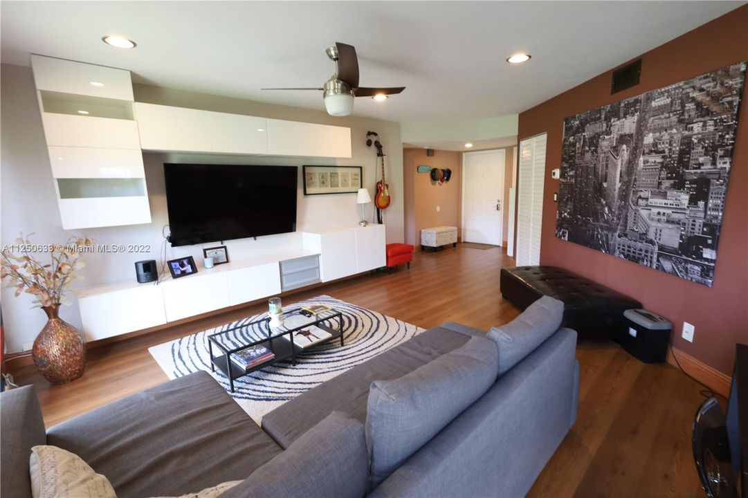 最近售出: $330,000 (2 贝兹, 2 浴室, 1200 平方英尺)