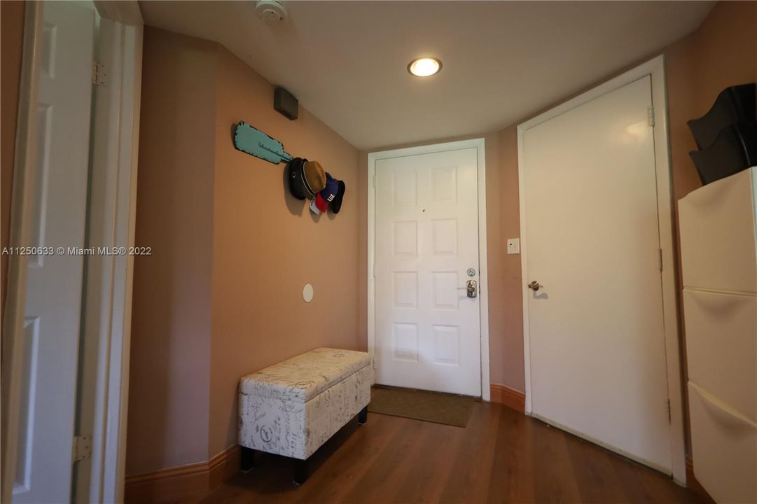 最近售出: $330,000 (2 贝兹, 2 浴室, 1200 平方英尺)