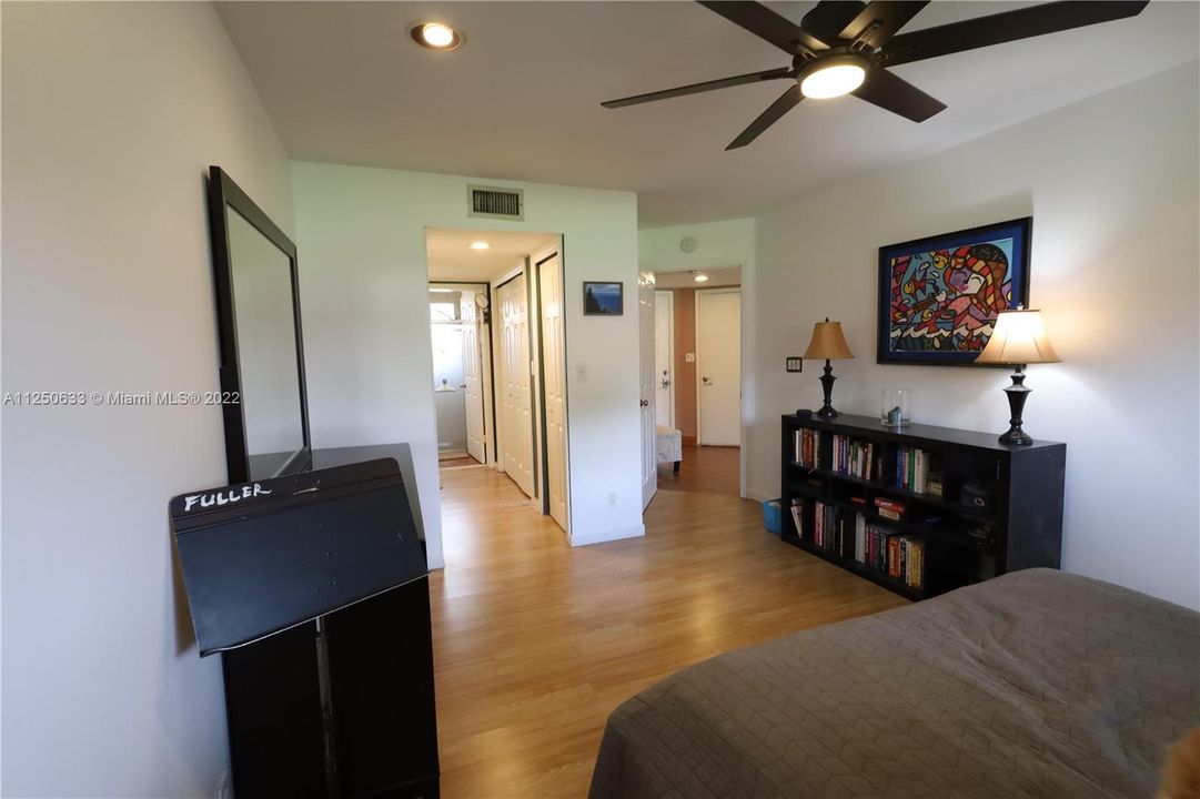 最近售出: $330,000 (2 贝兹, 2 浴室, 1200 平方英尺)