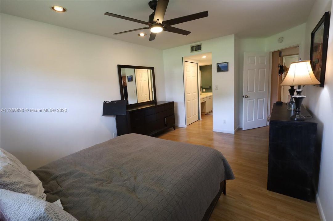 最近售出: $330,000 (2 贝兹, 2 浴室, 1200 平方英尺)