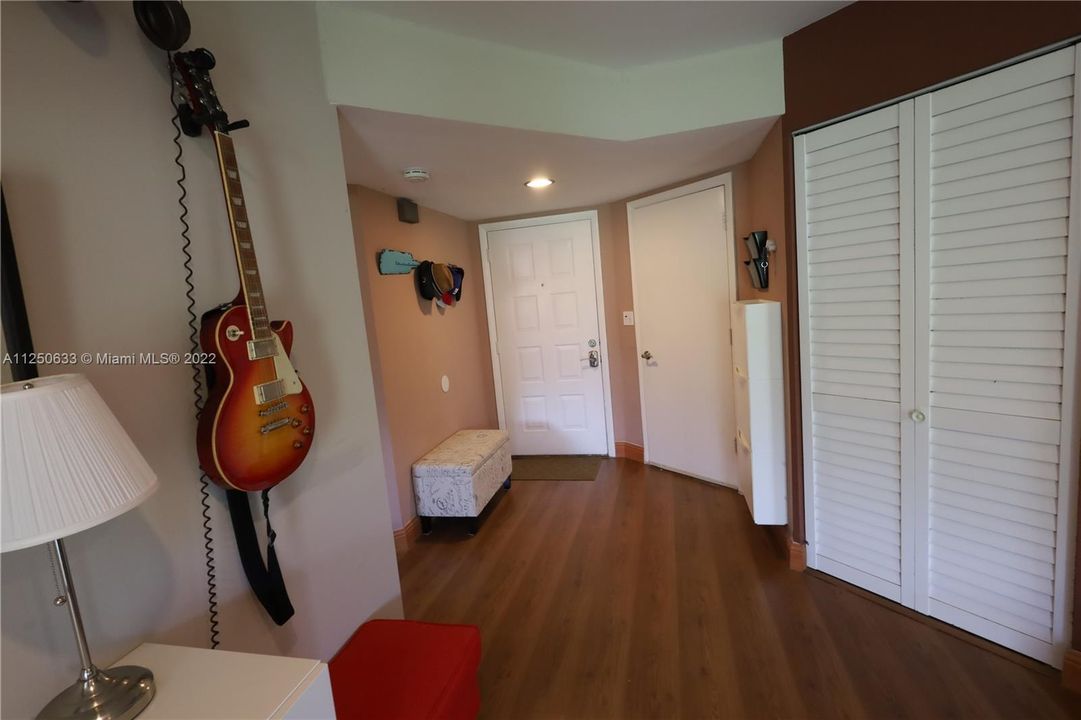 最近售出: $330,000 (2 贝兹, 2 浴室, 1200 平方英尺)