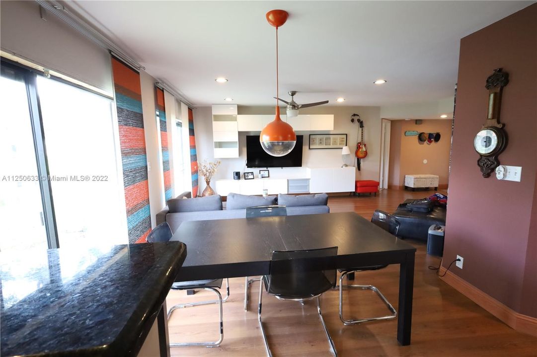 最近售出: $330,000 (2 贝兹, 2 浴室, 1200 平方英尺)