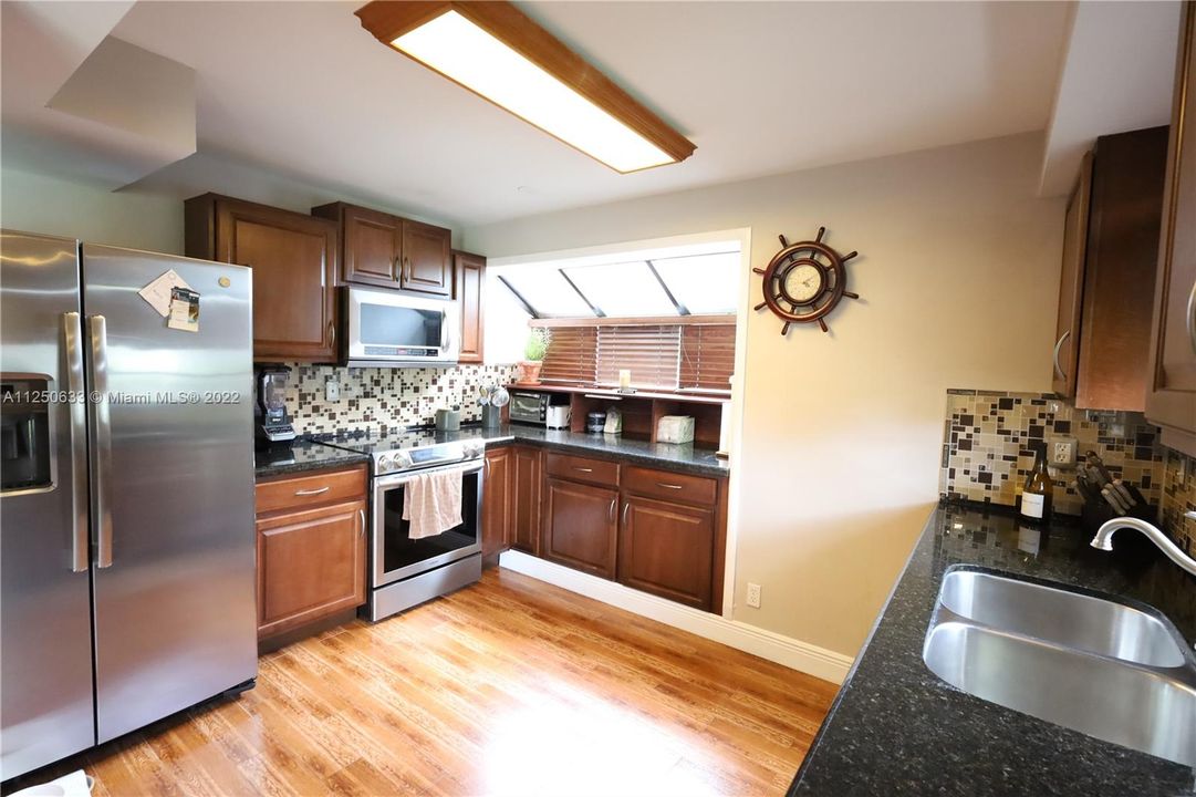 最近售出: $330,000 (2 贝兹, 2 浴室, 1200 平方英尺)