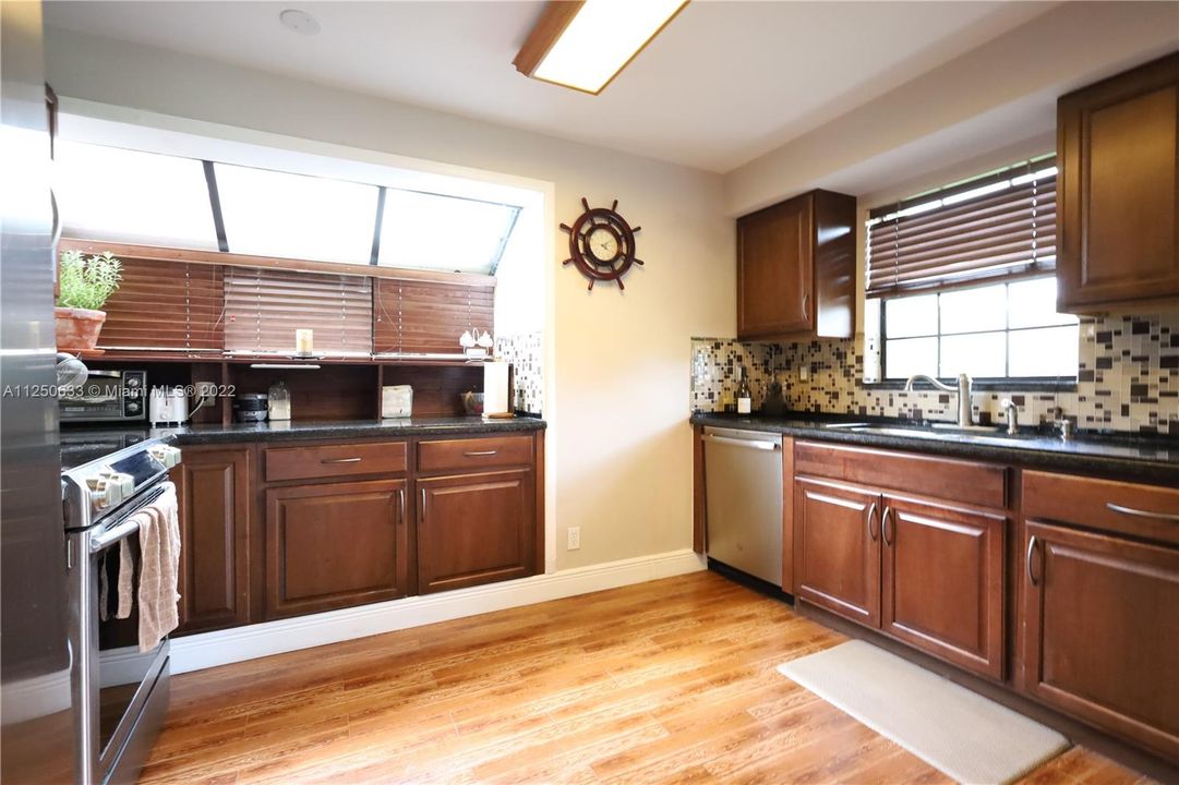 最近售出: $330,000 (2 贝兹, 2 浴室, 1200 平方英尺)