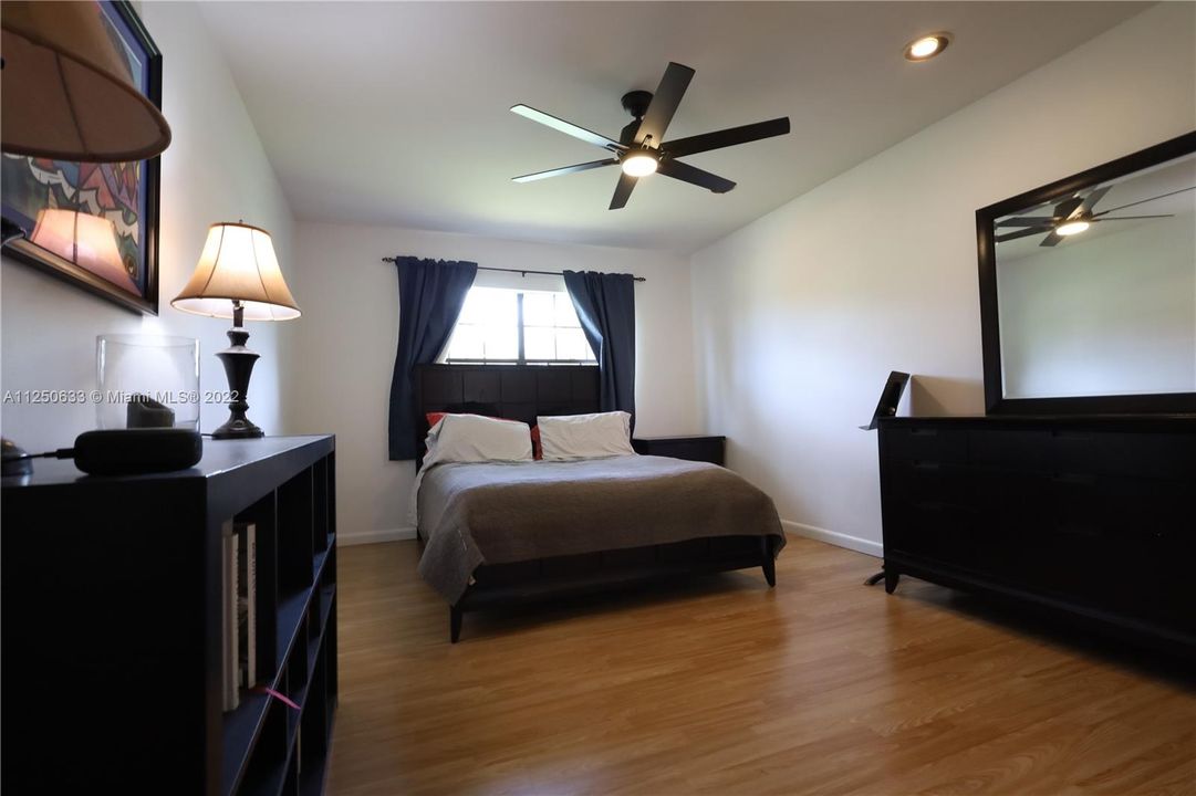 最近售出: $330,000 (2 贝兹, 2 浴室, 1200 平方英尺)