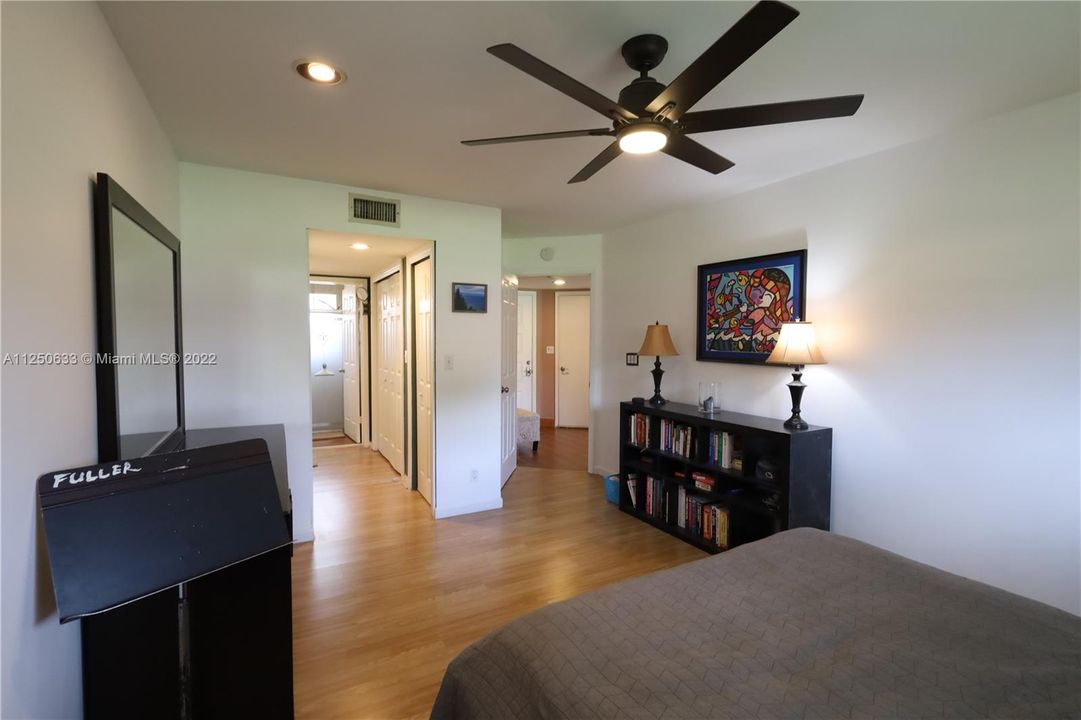 最近售出: $330,000 (2 贝兹, 2 浴室, 1200 平方英尺)