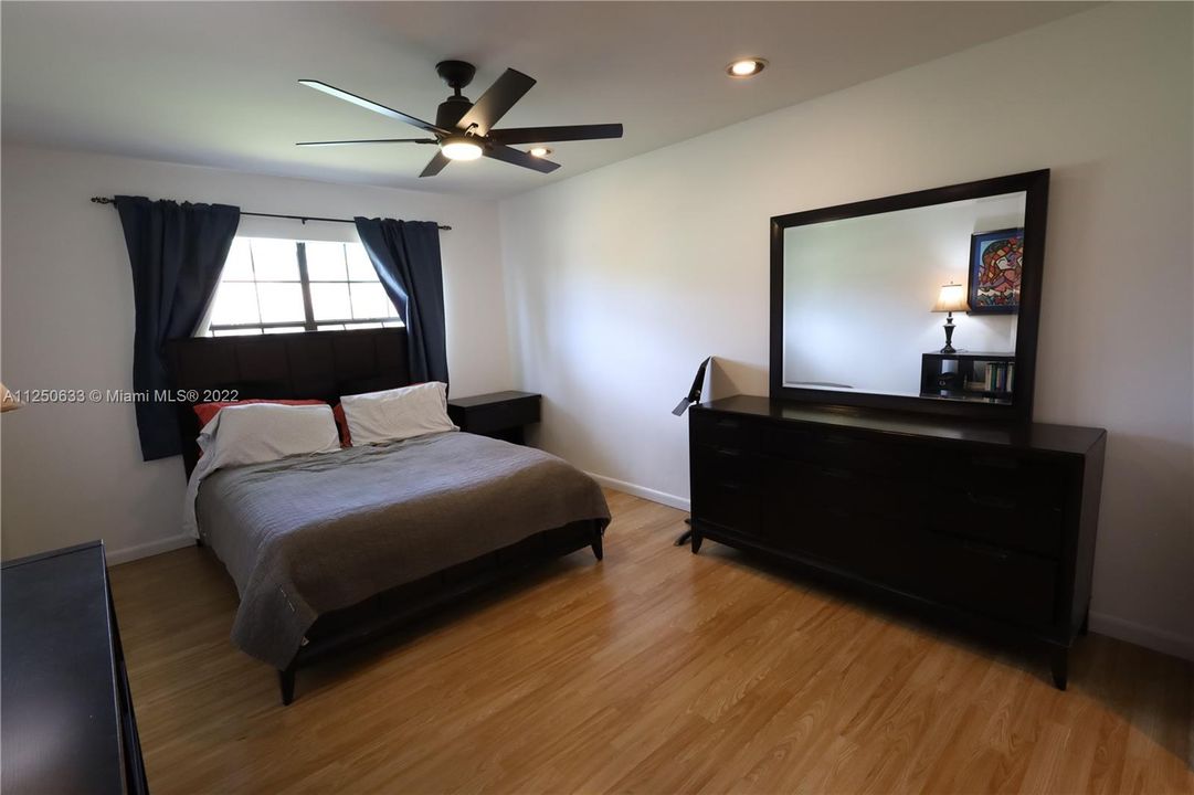 最近售出: $330,000 (2 贝兹, 2 浴室, 1200 平方英尺)