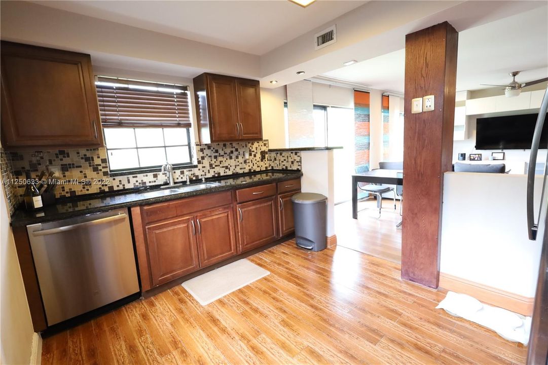 最近售出: $330,000 (2 贝兹, 2 浴室, 1200 平方英尺)