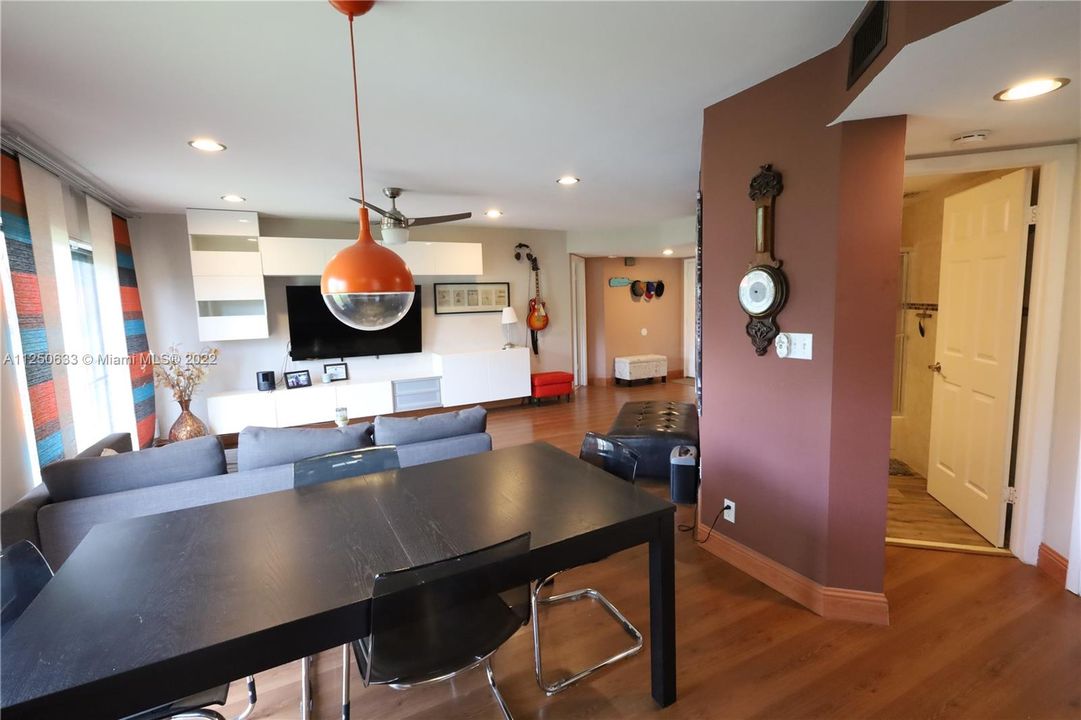 最近售出: $330,000 (2 贝兹, 2 浴室, 1200 平方英尺)