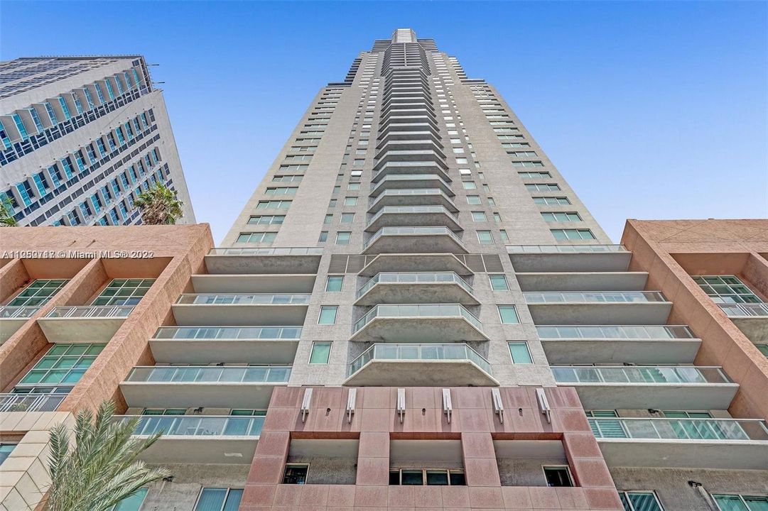 Recently Sold: $395,000 (1 beds, 1 baths, 978 Square Feet)