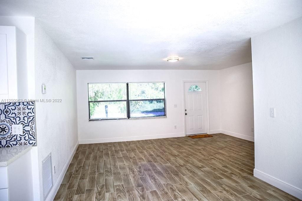 Recently Rented: $2,500 (3 beds, 1 baths, 1024 Square Feet)