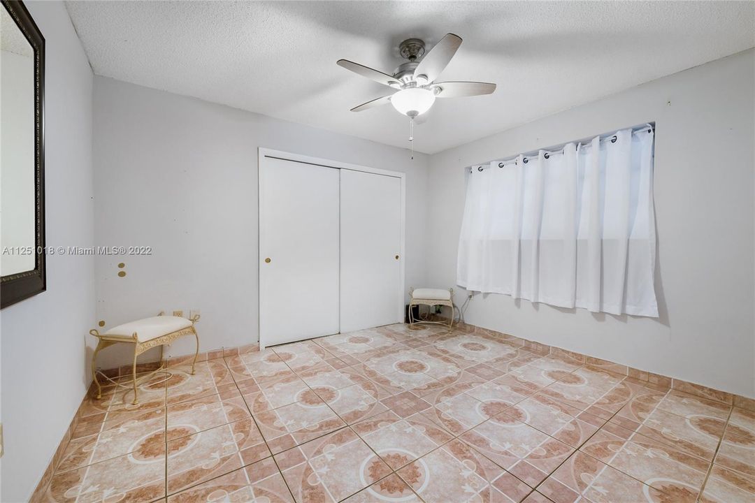 Recently Sold: $550,000 (3 beds, 2 baths, 1638 Square Feet)