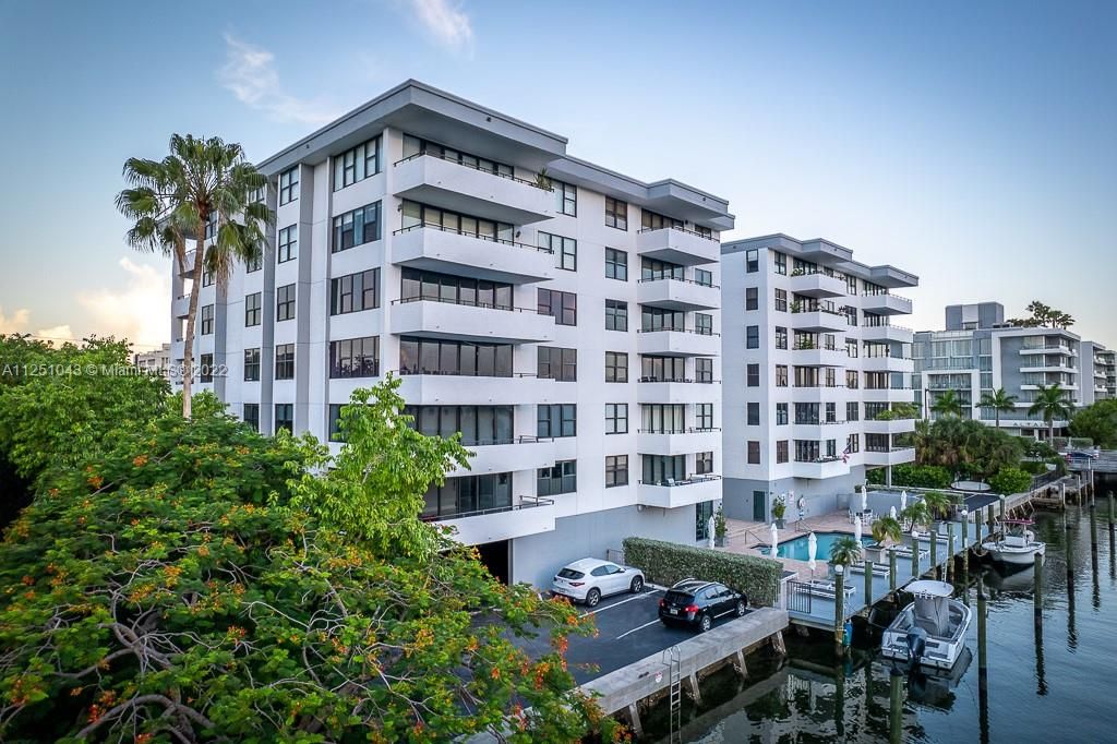 Recently Sold: $875,000 (2 beds, 2 baths, 1740 Square Feet)