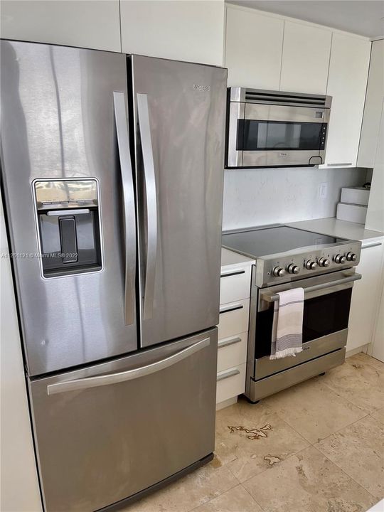 Recently Rented: $4,600 (2 beds, 2 baths, 950 Square Feet)