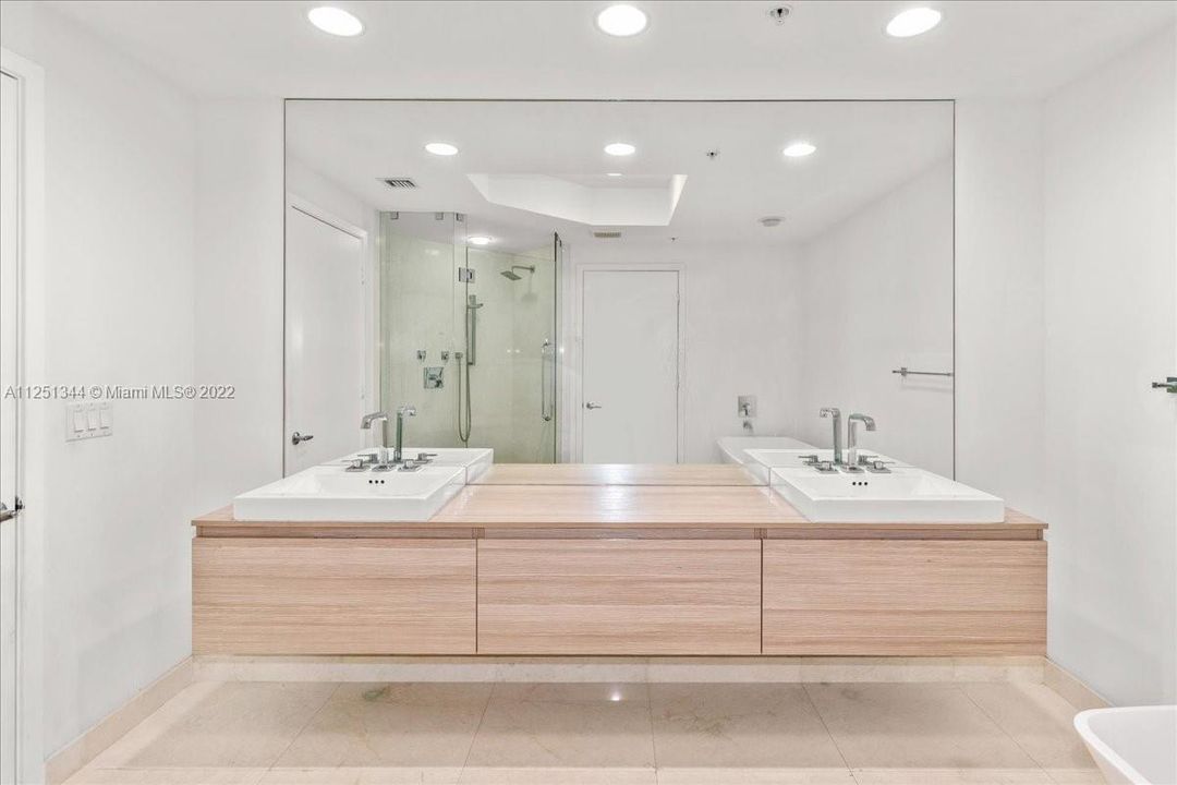 最近售出: $1,100,000 (2 贝兹, 2 浴室, 1957 平方英尺)