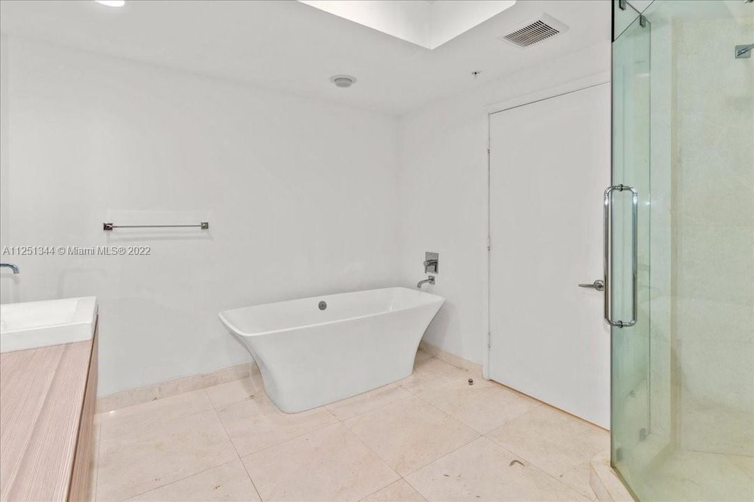 最近售出: $1,100,000 (2 贝兹, 2 浴室, 1957 平方英尺)