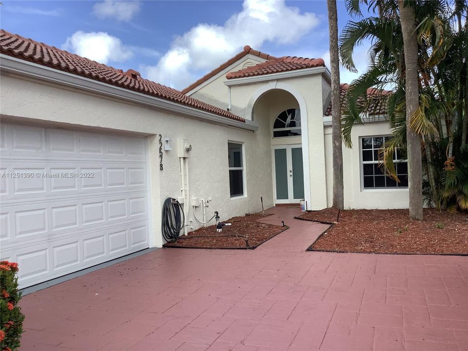 Front od house with double inpact garage door