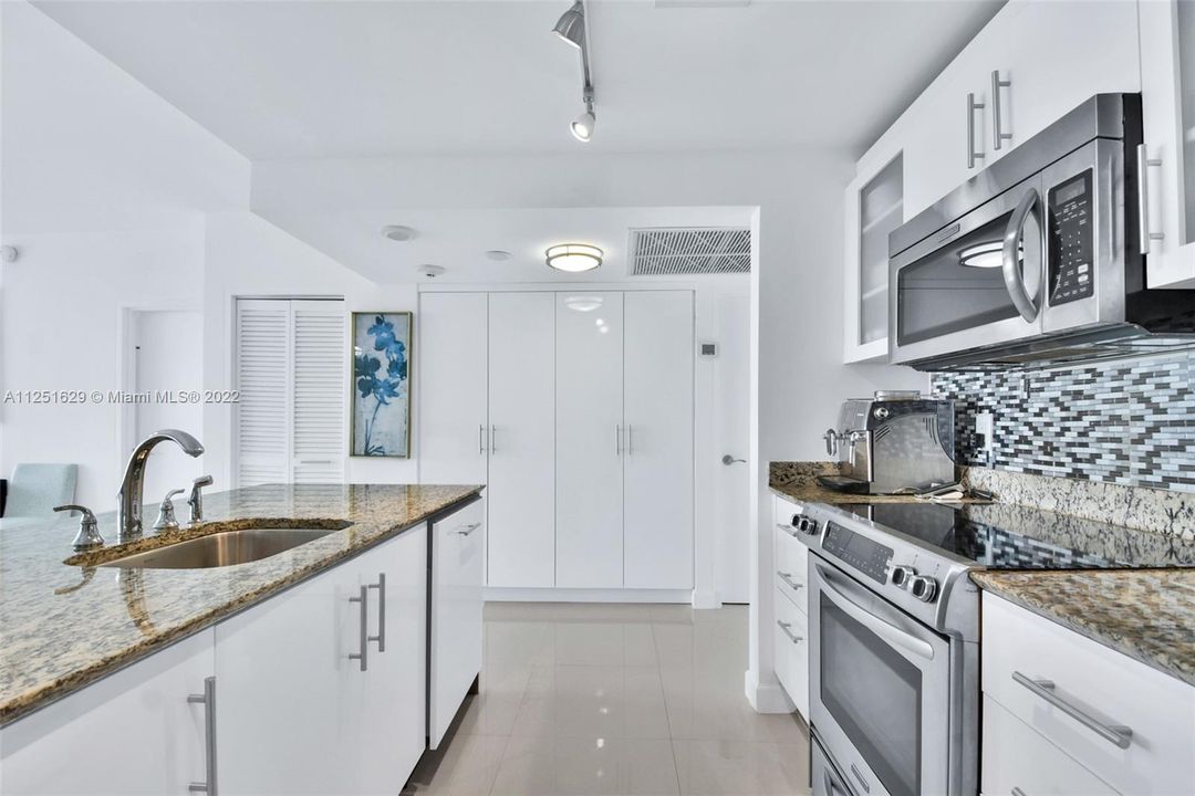 Recently Sold: $799,000 (1 beds, 1 baths, 1003 Square Feet)